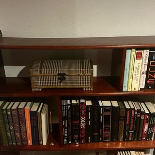 Mueble librería madera preciosa y de calidad.