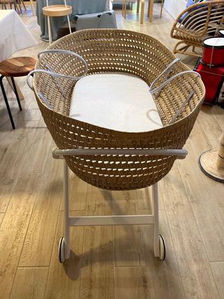 Moisés para bebé de mimbre con ruedas