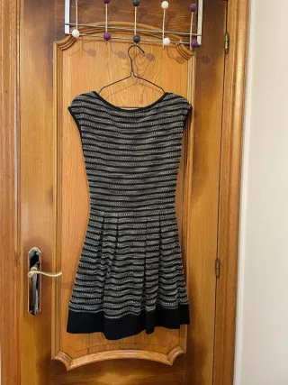 Vestido de rayas negro y gris