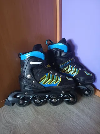 Patines en línea negros y azules