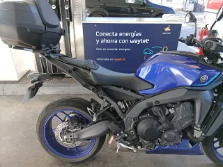 Moto azul con maleta