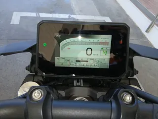 Moto azul con maleta