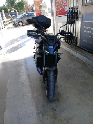 Moto azul con maleta