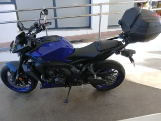 Moto azul con maleta