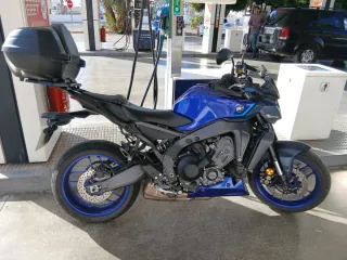 Moto azul con maleta