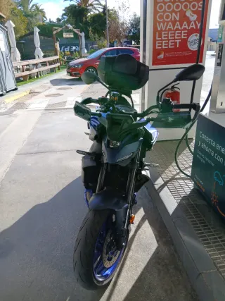 Moto azul con maleta