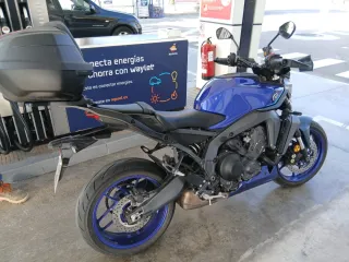 Moto azul con maleta