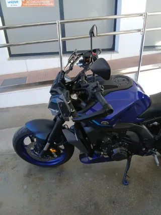 Moto azul con maleta