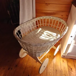 Cuna de mimbre vintage para bebé