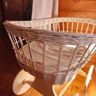 Cuna de mimbre vintage para bebé