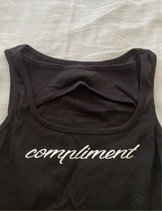 Vestido negro con palabra compliment