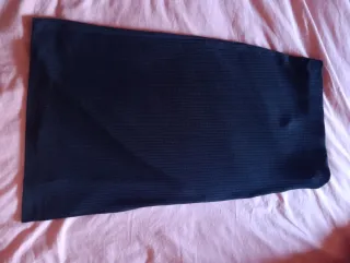 Falda midi canalé negra