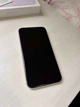 iPhone 11 64 GB Blanco con cable de carga rápida