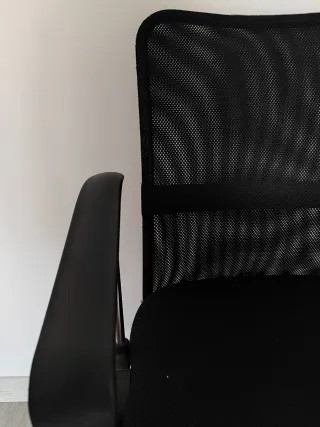 Silla de escritorio de tela negra.