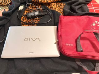 Sony Vaio 15.5" Serie VPCEB - Bianco opaco + Borsa