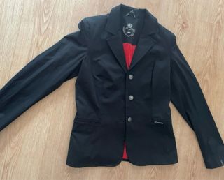 Chaqueta Hípica Negra y Corbata Blanca