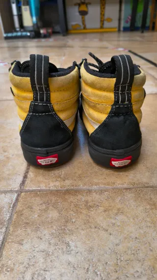 Tenis Vans para niño negro y amarillo