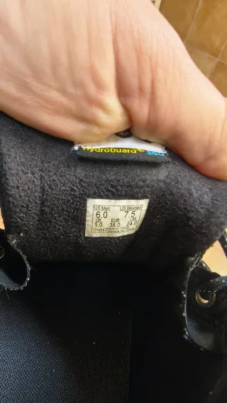 Tenis Vans para niño negro y amarillo