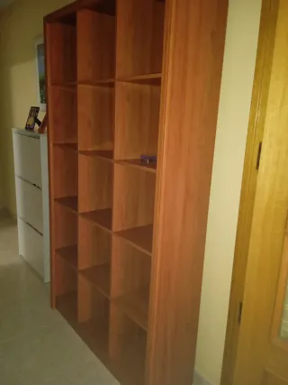 Estantería de madera marrón