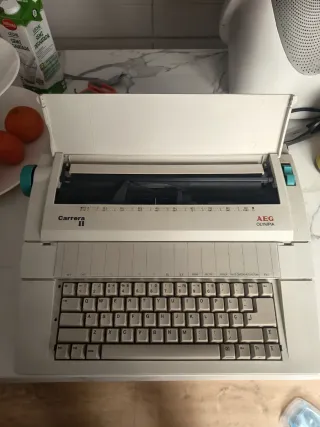 Máquina de escribir eléctrica Carrera II