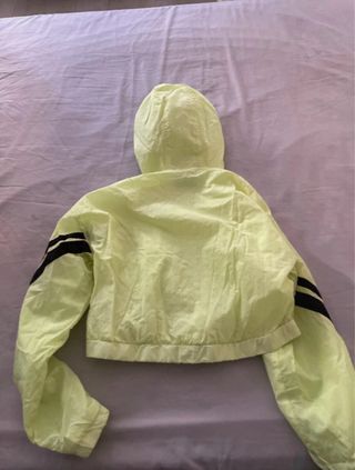 Chaqueta fluorescente con rayas negras