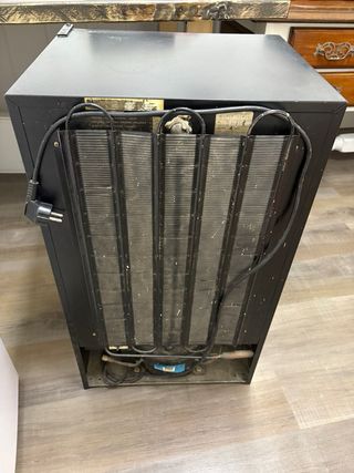 Nevera expositora pequeña negra