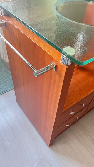 Mueble de baño madera con lavabo cristal