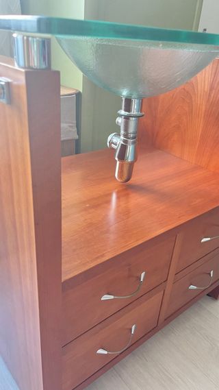 Mueble de baño madera con lavabo cristal