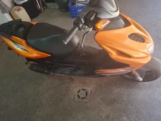 Ciclomotor Yamaha YQ50 Aerox Naranja.