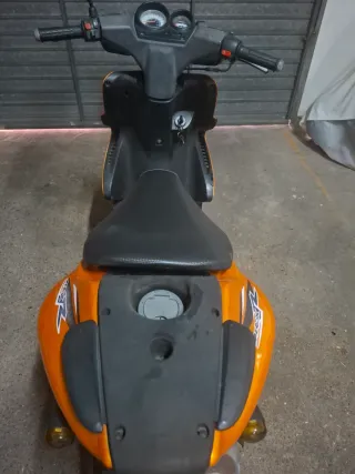 Ciclomotor Yamaha YQ50 Aerox Naranja.