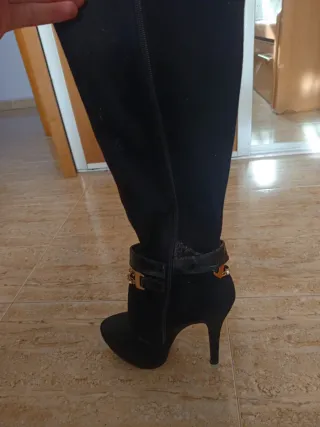 Botas de invierno negras con detalles dorados