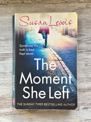 Libro en inglés: The Moment She Left