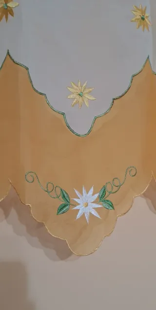 Tenda con fiori ricamati