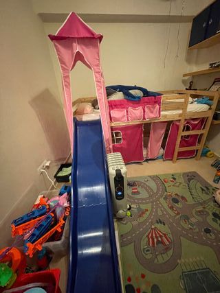 Cama alta infantil con tobogán y castillo