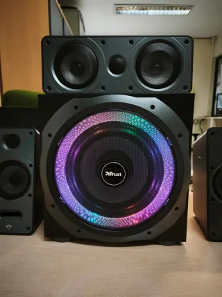 Altavoces Trust 5.1 Negro/Morado