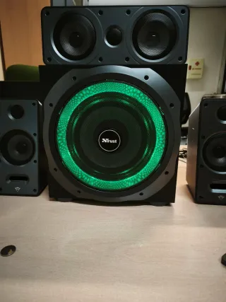 Altavoces Trust 5.1 Negro/Morado