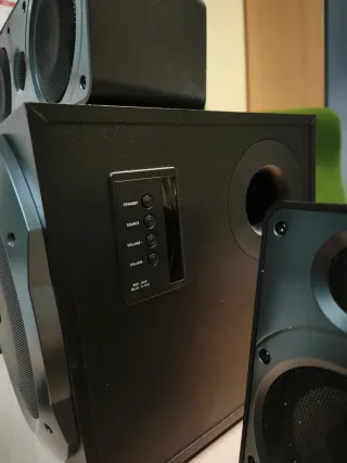 Altavoces Trust 5.1 Negro/Morado