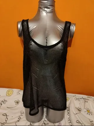 Camiseta rejilla negra mujer. Zara. Talla L.