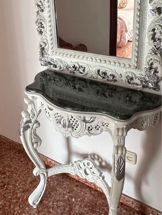 Recibidor con espejo blanco y plata