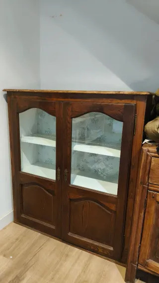 Vitrina antigua de madera y cristal