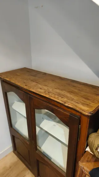 Vitrina antigua de madera y cristal