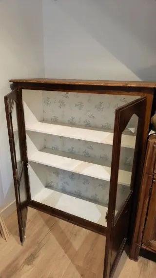 Vitrina antigua de madera y cristal