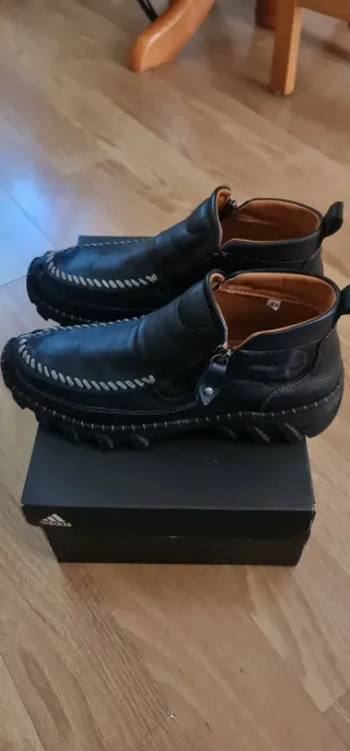 Botines negros con cremallera