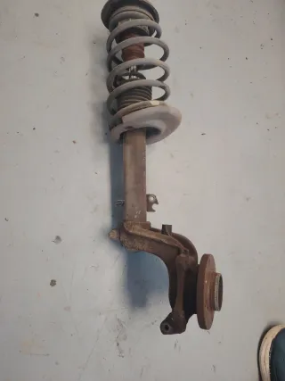 Mangueta y Amortiguador Delantero Izquierdo