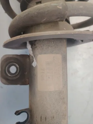 Mangueta y Amortiguador Delantero Izquierdo