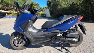 Moto Honda Forza 2025 azul