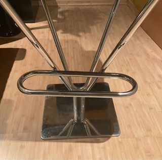 Banqueta de cuero blanco con base metálica