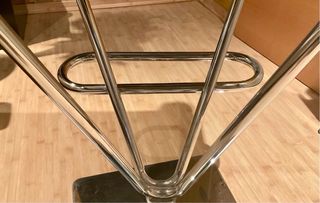 Banqueta de cuero blanco con base metálica