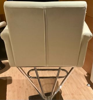 Banqueta de cuero blanco con base metálica