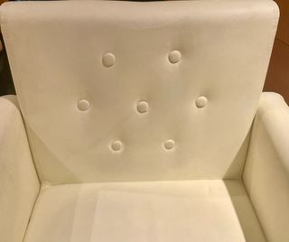 Banqueta de cuero blanco con base metálica